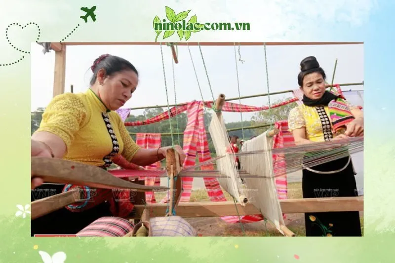 Nghệ nhân dệt thổ cẩm và vai trò của họ